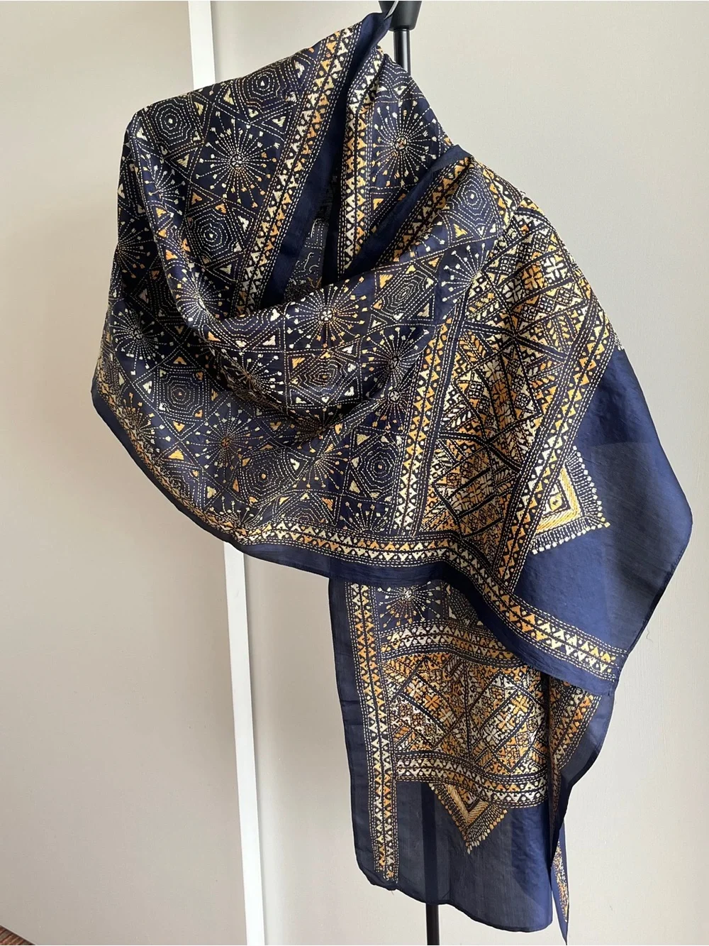 NEW HEIRLOOM STOLE SCARF SHAWL HAND EMBROIDERED KANTHA NAVY BLUE  & BEIGE  SILK